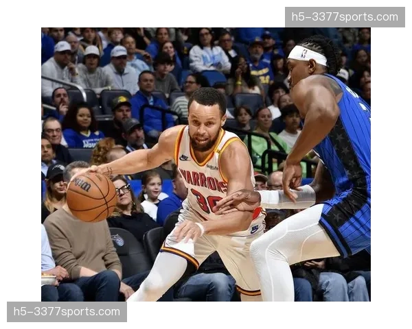 赛场花絮：库里中场超远三分命中，替补席毛巾挥舞庆祝