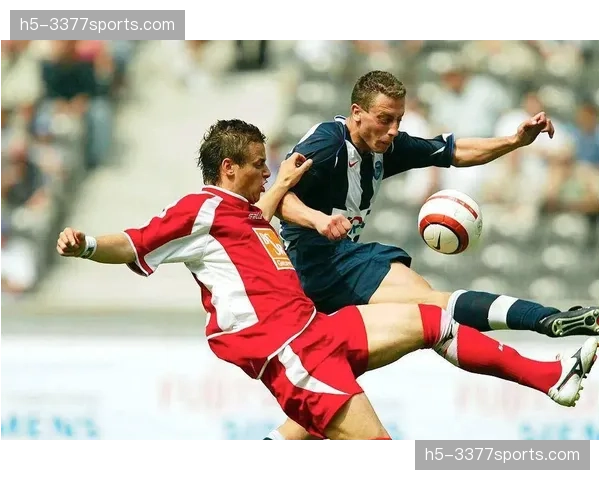 特写镜头：柏林联老将特里梅尔抽筋倒地，仍挥手指挥队友前压逼抢