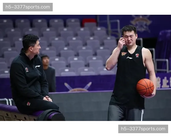 京粤大战赛前训练开放，杜锋与乔里欧友好寒暄