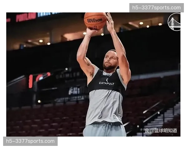 特写：库里命中超远三分后立即回防，成功造亚历山大进攻犯规